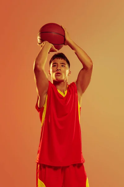 Portrait Young Man Concentrated Basketball Player Throwing Ball Basket Isolated — Stock fotografie