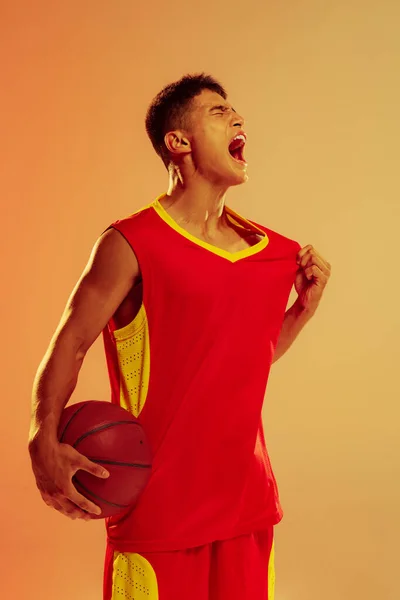 Portrait Young Emotive Man Basketball Player Emotionally Screaming Isolated Orange — Foto Stock