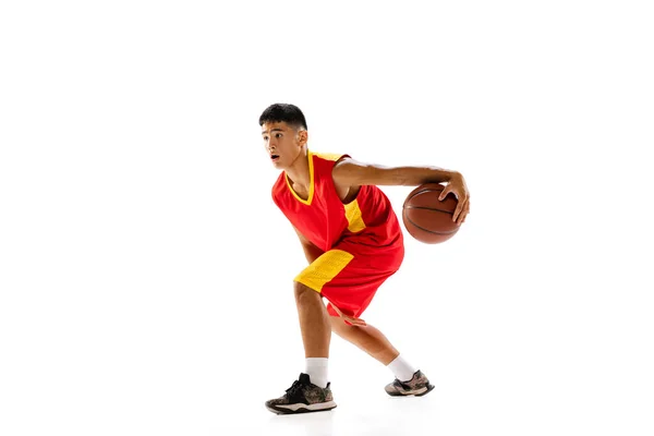 Πορτρέτο Του Νεαρού Μπασκετμπολίστας Κόκκινη Στολή Που Απομονώνεται Λευκό Φόντο — Φωτογραφία Αρχείου