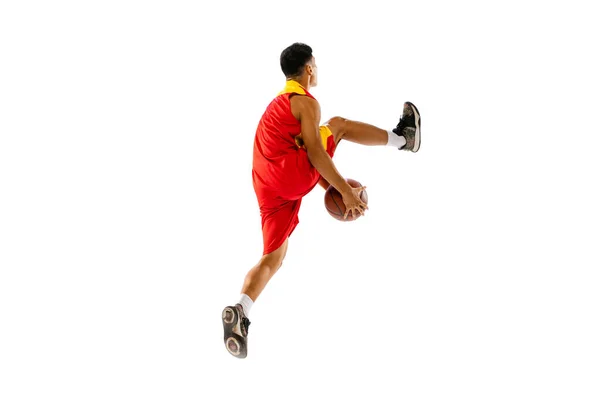 Динамичный Портрет Молодого Человека Баскетболиста Бросающего Мяч Прыжке Изолированном Белом — стоковое фото