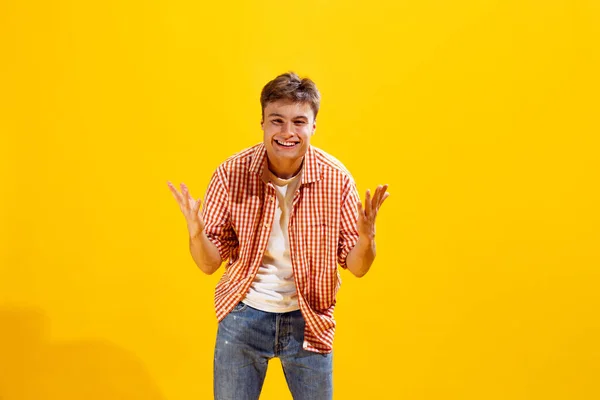 Портрет Молодого Человека Клетчатой Рубашке Позирующего Счастливым Взволнованным Выражением Фоне — стоковое фото