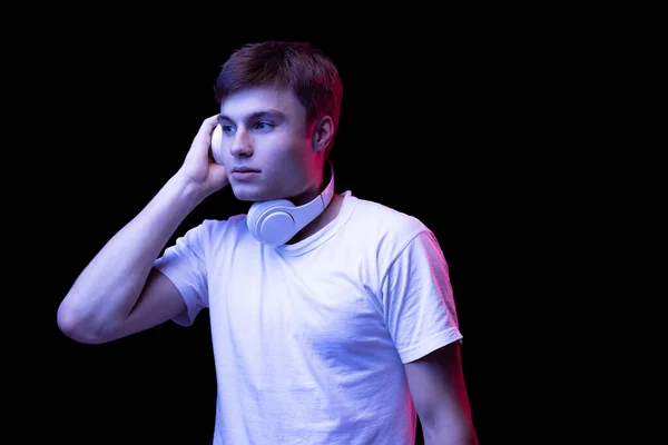 Πορτρέτο Του Νεαρού Άνδρα Λευκό Shirt Θέτουν Ακούγοντας Μουσική Ακουστικά — Φωτογραφία Αρχείου