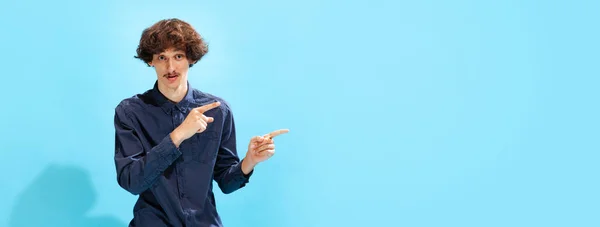 Retrato Jovem Com Bigode Posando Isolado Sobre Fundo Estúdio Azul — Fotografia de Stock