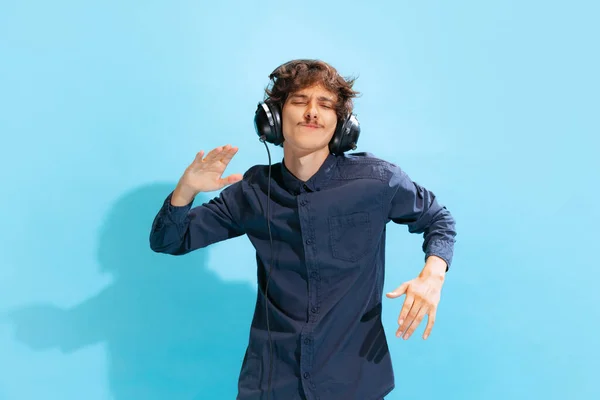 Portret Młodego Emocjonalnego Mężczyzny Wąsami Słuchającego Muzyki Słuchawkach Odizolowanych Nad — Zdjęcie stockowe