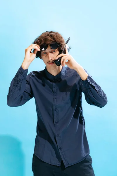 Πορτρέτο Του Νεαρού Άνδρα Μουστάκι Θέτει Talkign Ρετρό Τηλέφωνο Απομονώνονται — Φωτογραφία Αρχείου