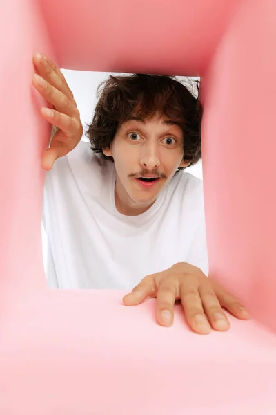 Retrato Joven Con Bigote Mirando Dentro Una Caja Cartón Comprando —  Fotos de Stock