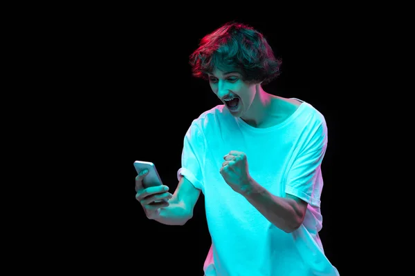 Πορτρέτο Του Νεαρού Άνδρα Μουστάκι Κοιτάζοντας Τηλέφωνο Χαρούμενη Συγκίνηση Απομονώνονται — Φωτογραφία Αρχείου