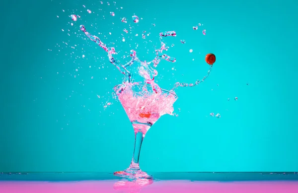 Martini Cocktail Mit Kirschen Vor Blauem Hintergrund Neonlicht Nachtleben Party — Stockfoto