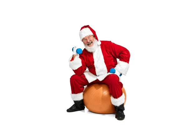 Portret Starszego Mężczyzny Zdjęciu Świętego Mikołaja Piłce Ćwiczeń Wykonywanie Ćwiczeń — Zdjęcie stockowe