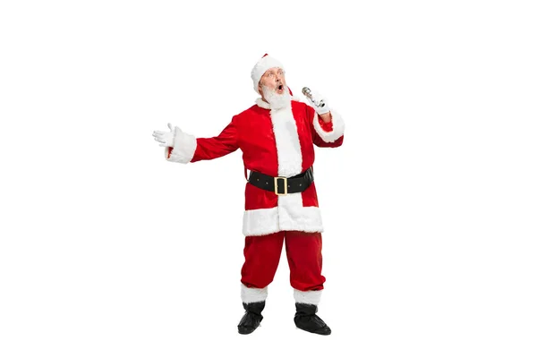 Portrét Staršího Muže Obrázku Santa Clause Zpívajícího Mikrofonu Izolovaném Nad — Stock fotografie