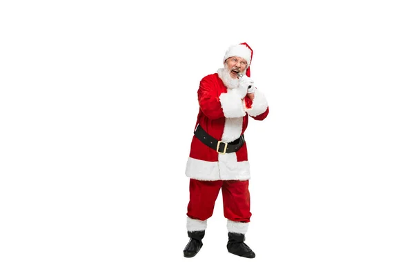 Portret Starszego Mężczyzny Zdjęciu Świętego Mikołaja Śpiewającego Mikrofonie Odizolowanym Białym — Zdjęcie stockowe