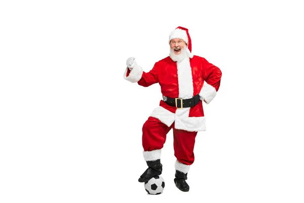Портрет Старшего Человека Образе Санта Клауса Позирующего Футбольным Мячом Белом — стоковое фото