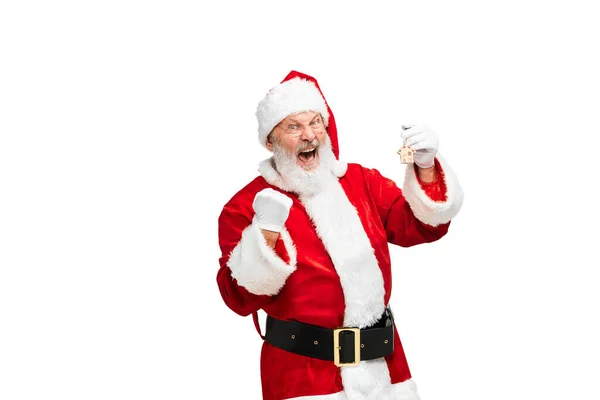 Портрет Старшего Человека Образе Санта Клауса Новыми Квартирными Ключами Изолирован — стоковое фото