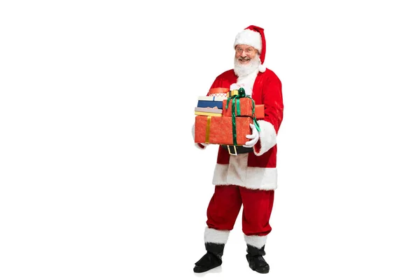 白い背景の上に孤立した現在の箱とサンタクロースのイメージのシニア男の肖像画 休日の驚き 架空の人物 クリスマスの概念 広告のコピースペース — ストック写真