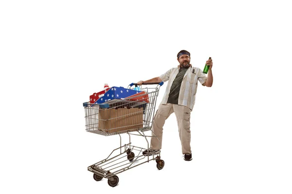 Fröhlicher Mann Lässiger Kleidung Beim Einkaufen Mit Großem Einkaufswagen Mit — Stockfoto