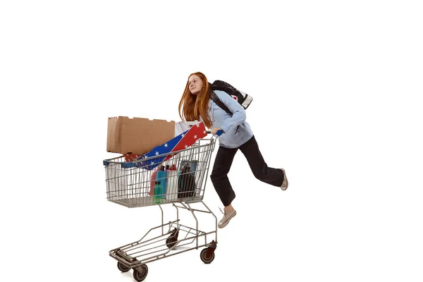 若い女の子は 学生の買い物に行く 大きなショッピングトロリーを運ぶ白い背景に隔離された ショッピング ハイパーマーケット スーパーマーケット 購入の概念 広告のコピースペース — ストック写真