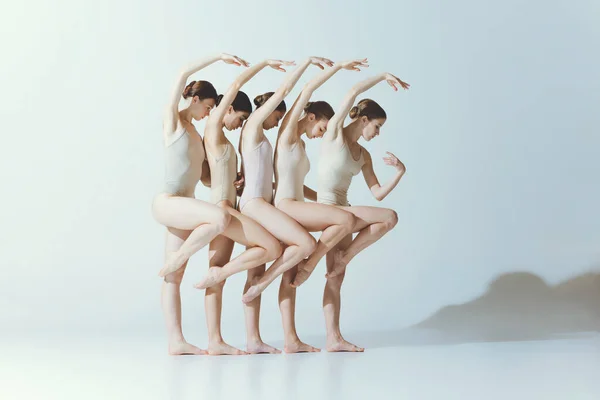 Groupe Jeunes Filles Danseuses Ballet Produisant Isolées Sur Fond Studio — Photo