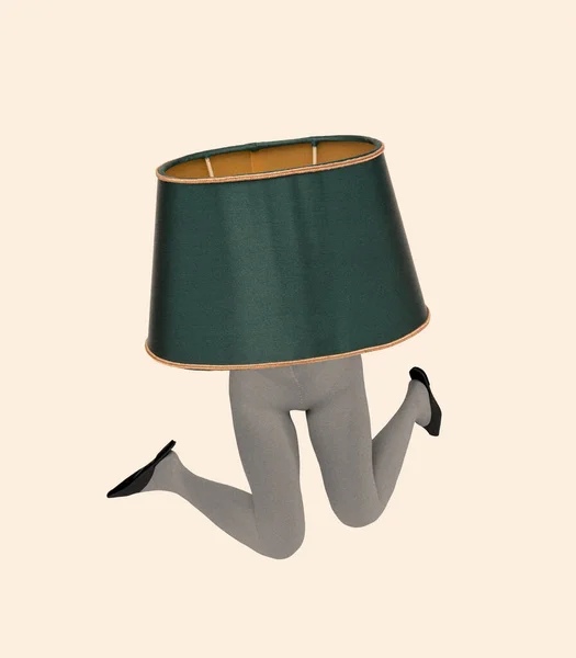Çağdaş Sanat Kolajı Klasik Lambayı Çıkartan Kadın Bacaklı Yaratıcı Tasarım — Stok fotoğraf