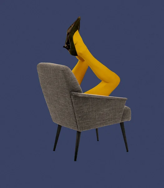 Kolaż Sztuki Współczesnej Kobiece Nogi Żółtych Rajstopach Wystające Szarego Krzesła — Zdjęcie stockowe