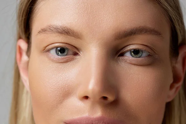 剪下美丽的女性眼睛的特写形象 完美光滑的肌肤 自然妆容 光滑肌肤 塑料糖的概念 广告的复制空间 — 图库照片
