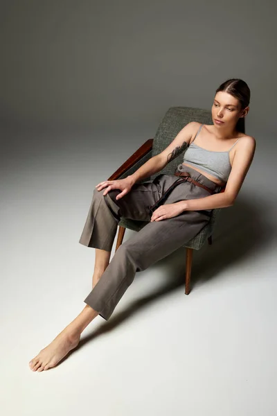 Retrato Mujer Elegante Sentada Silla Posando Traje Casual Aislado Sobre —  Fotos de Stock