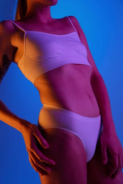 Beskuren Bild Sportig Muskulös Byggd Kvinnlig Kropp Vita Underkläder Isolerad — Stockfoto