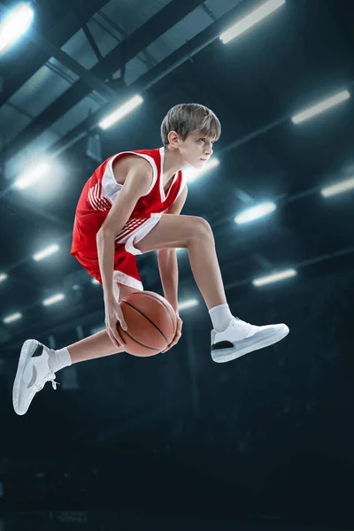 Πορτρέτο Του Έφηβος Αγόρι Επαγγελματίας Μπασκετμπολίστας Σκοράροντας Γκολ Ένα Άλμα — Φωτογραφία Αρχείου