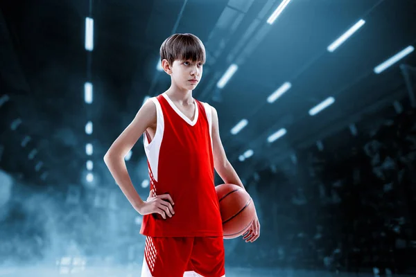 Портрет Хлопчика Підлітка Професійного Баскетболіста Червоній Формі Ізольовано Фоні Спортивного — стокове фото