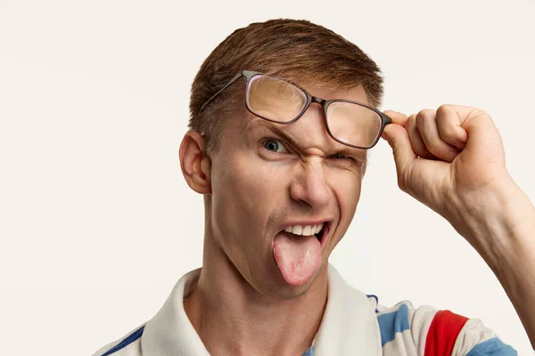Porträt Eines Jungen Mannes Brille Der Mit Herausgestreckter Zunge Isoliert — Stockfoto