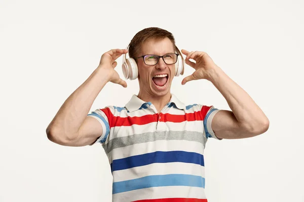 Πορτρέτο Του Νεαρού Άνδρα Γυαλιά Που Ποζάρει Ακούγοντας Μουσική Ακουστικά — Φωτογραφία Αρχείου