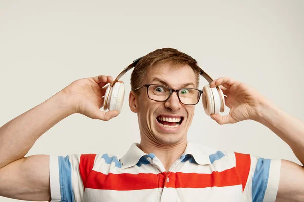 Πορτρέτο Του Νεαρού Άνδρα Γυαλιά Τρελά Συναισθήματα Που Θέτουν Ακουστικά — Φωτογραφία Αρχείου
