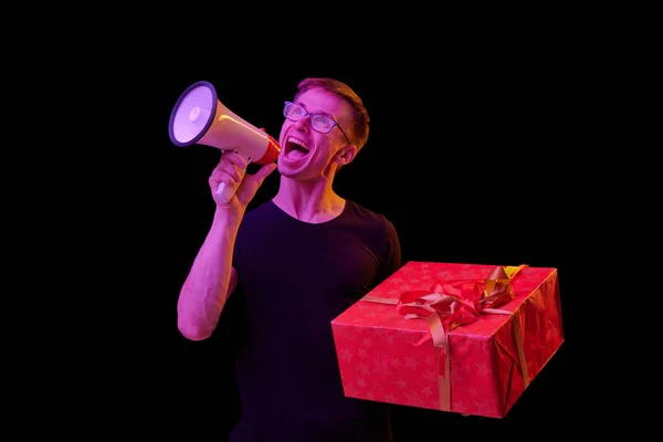 Веселый Молодой Человек Очках Позирует Настоящей Коробкой Кричит Мегафоне Изолированные — стоковое фото