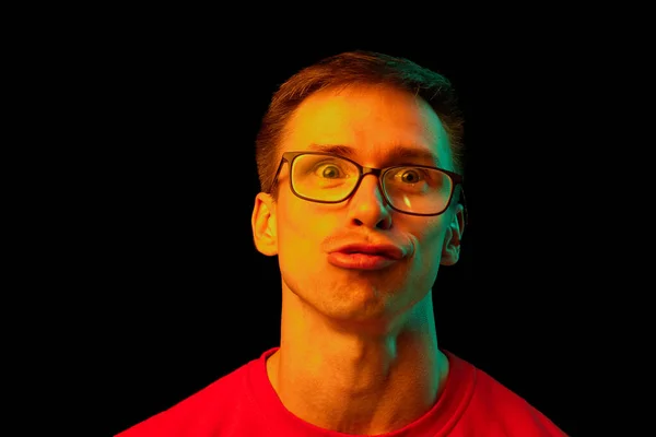 Portré Egy Szemüveges Fiatalemberről Aki Fekete Háttér Fölött Neon Fényben — Stock Fotó