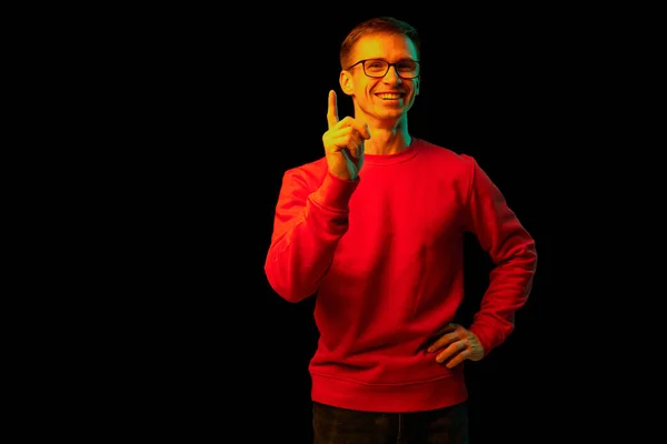 Porträtt Ung Man Glasögon Poserar Stigande Finger Med Idéer Isolerade — Stockfoto