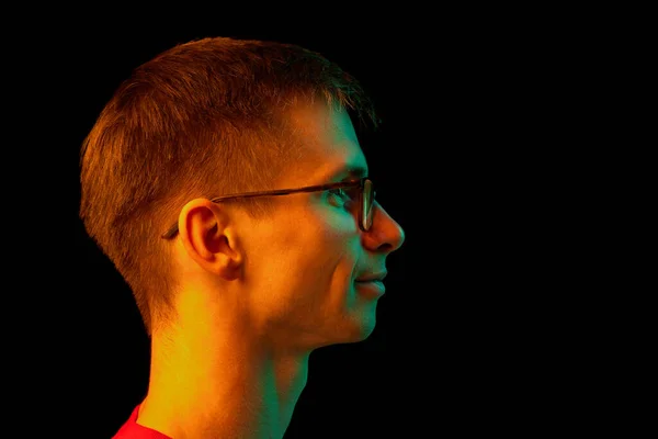 Portrét Mladého Muže Brýlích Jak Neonovém Světle Dívá Stranou Černé — Stock fotografie