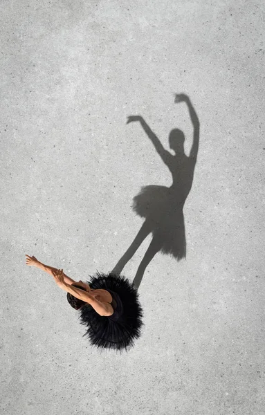 Retrato Bailarina Jovem Vestido Preto Realizando Isolado Sobre Fundo Parede — Fotografia de Stock