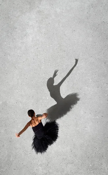 Портрет Ніжної Балерини Чорній Сукні Виконує Ізольовані Сірому Фоні Стіни — стокове фото
