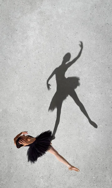 Retrato Joven Bailarina Vestido Negro Bailando Aislado Sobre Fondo Gris —  Fotos de Stock
