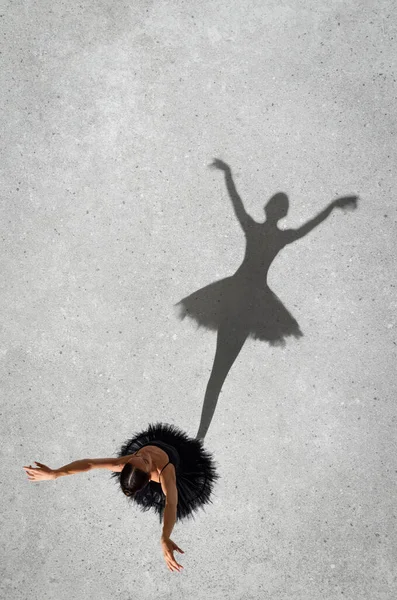 Retrato Joven Bailarina Vestido Negro Realizando Aislado Sobre Fondo Pared —  Fotos de Stock