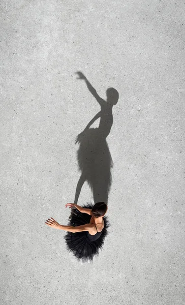 Портрет Молодой Балерины Черном Платье Выступающей Изолированно Сером Фоне Стены — стоковое фото