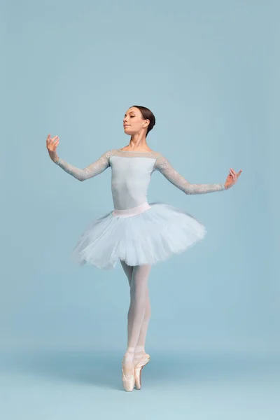 Ritratto Tenera Giovane Ballerina Che Esibisce Isolata Sfondo Blu Studio — Foto Stock