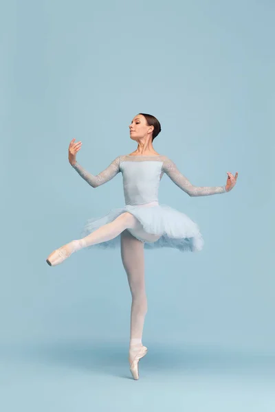 Ritratto Tenera Giovane Ballerina Che Esibisce Isolata Sfondo Blu Studio — Foto Stock