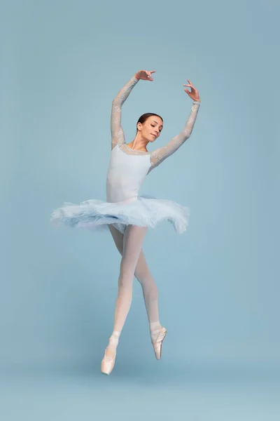 Retrato Jovem Bailarina Dançando Realizando Isolado Sobre Fundo Estúdio Azul — Fotografia de Stock