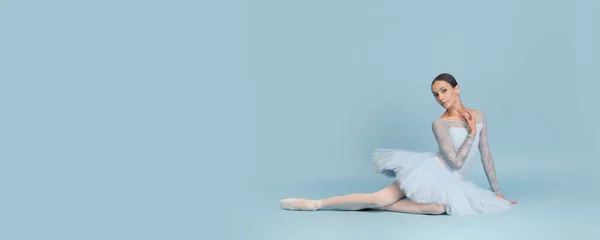 Retrato Tierna Bailarina Joven Bailando Actuando Sentada Suelo Aislada Sobre —  Fotos de Stock