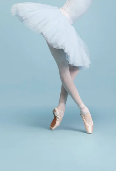 裁剪的女性腿的图像 芭蕾舞演员在Tutu和尖脚尖站在孤立的蓝色工作室背景 经典芭蕾的概念 创造力 — 图库照片