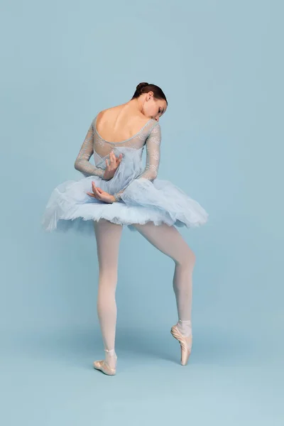 Retrato Jovem Bailarina Dançando Realizando Isolado Sobre Fundo Estúdio Azul — Fotografia de Stock