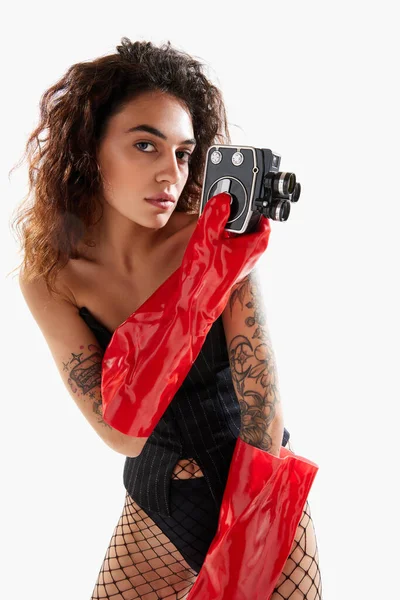 Portret Seksownej Młodej Kobiety Skórzanych Czerwonych Rękawiczkach Pozującej Kamerą Retro — Zdjęcie stockowe