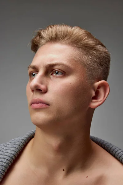 Retrato Close Homem Bonito Jovem Com Cabelo Loiro Olhando Para — Fotografia de Stock