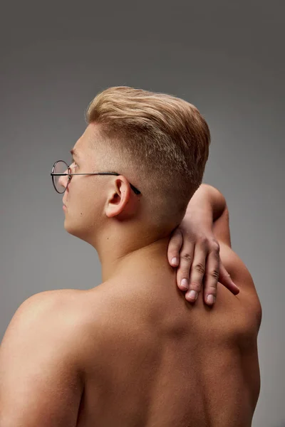 Porträt Eines Jungen Muskulösen Mannes Der Hemdlos Isoliert Vor Grauem — Stockfoto