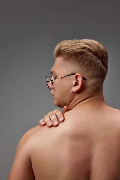 Bakifrån Visa Porträtt Ung Muskulös Man Poserar Skjorta Isolerad Över — Stockfoto